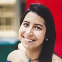 足球专家王伟头像 - 一位戴眼镜的男性，表情严肃，像一位教练